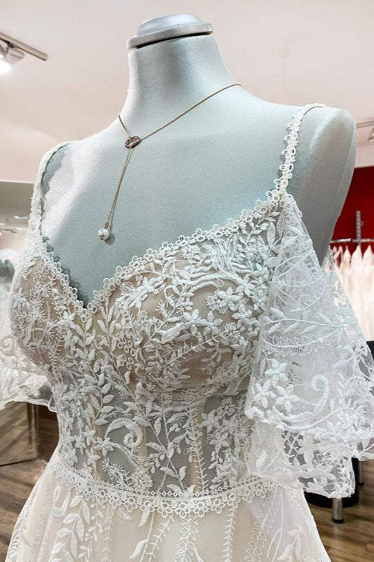 Vestido de novia modesto, largo, de corte A, escote corazón, tul, apliques de encaje y mangas.