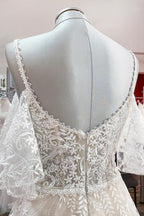 Vestido de novia modesto, largo, de corte A, escote corazón, tul, apliques de encaje y mangas.