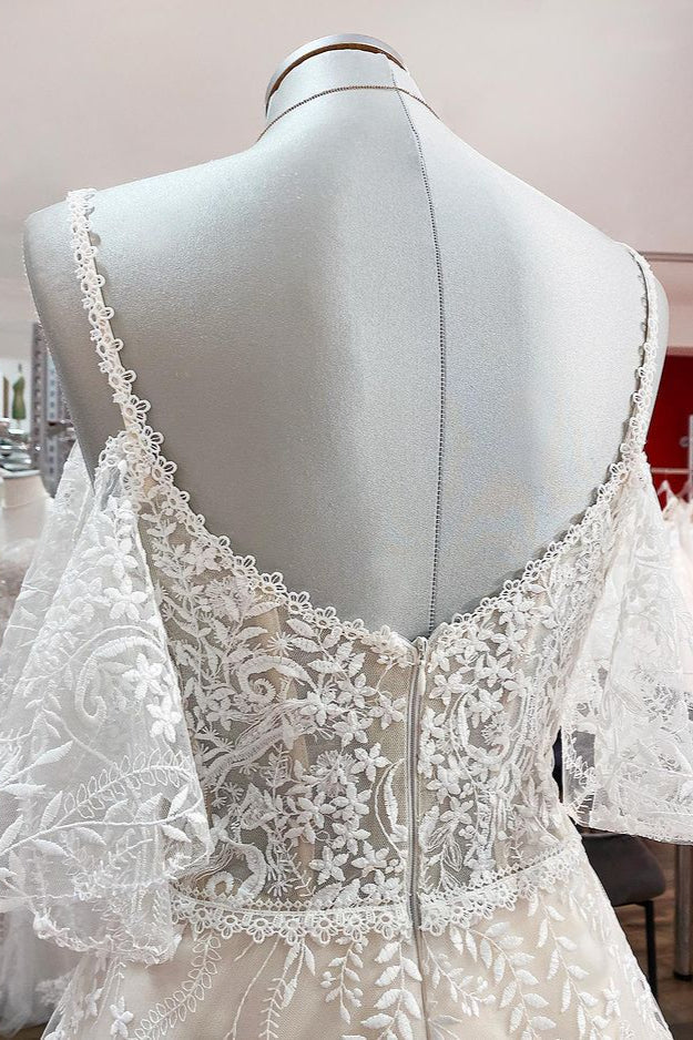 Vestido de novia modesto, largo, de corte A, escote corazón, tul, apliques de encaje y mangas.