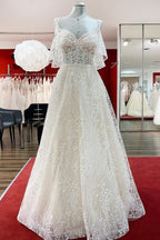 Vestido de novia modesto, largo, de corte A, escote corazón, tul, apliques de encaje y mangas.
