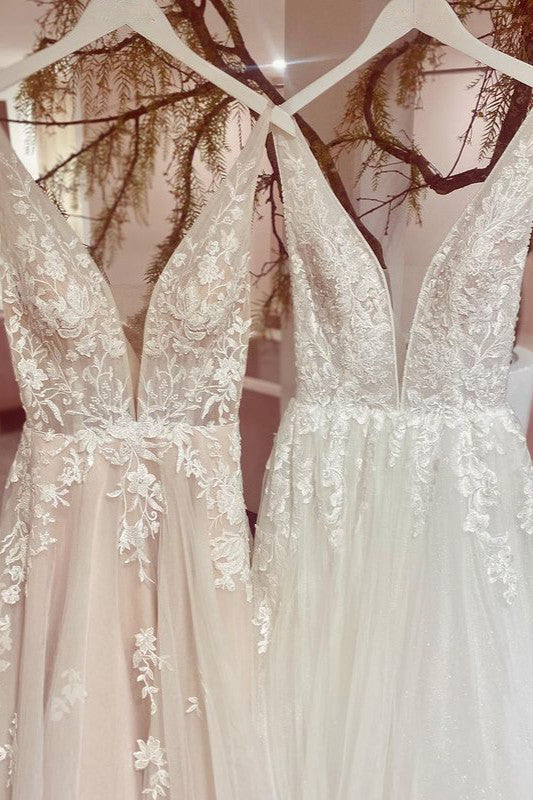 Robe de mariée sobre, longue, trapèze, dos nu, en tulle et dentelle, col V et décolleté en V.