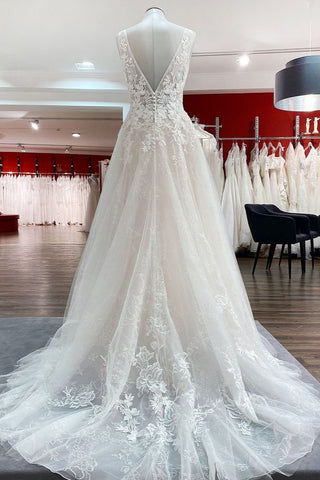 Vestido de novia de tul, modesto, largo, corte en A, escote en V, espalda descubierta y apliques de encaje.