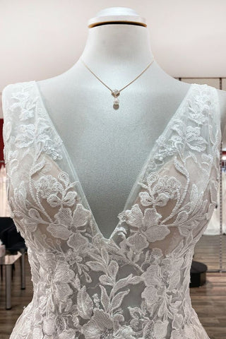 Vestido de novia de tul, modesto, largo, corte en A, escote en V, espalda descubierta y apliques de encaje.