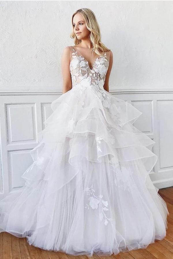 Robe de mariée sobre, longue, trapèze, col en V, bretelles spaghetti, dos nu en tulle, à col en V.