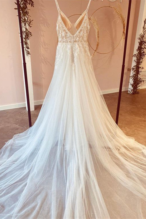 Vestido de novia de tul, modesto, largo, corte en A, escote en V, tirantes finos y apliques de encaje.