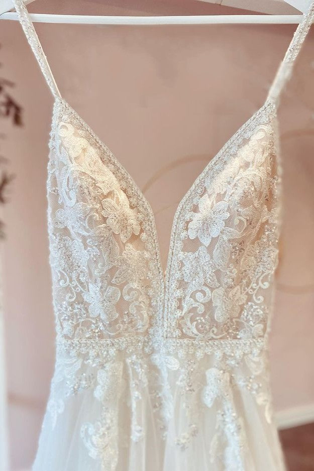 Vestido de novia de tul, modesto, largo, corte en A, escote en V, tirantes finos y apliques de encaje.