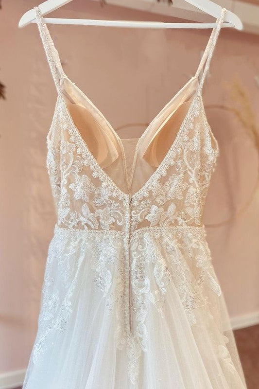 Vestido de novia de tul, modesto, largo, corte en A, escote en V, tirantes finos y apliques de encaje.