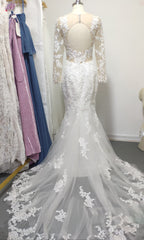 Vestido de novia largo de corte sirena, modesto, con escote corazón, encaje y mangas.