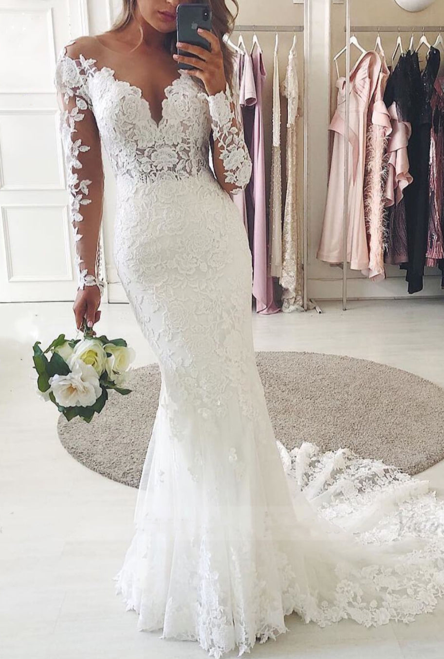 Vestido de novia largo de corte sirena, modesto, con escote corazón, encaje y mangas.