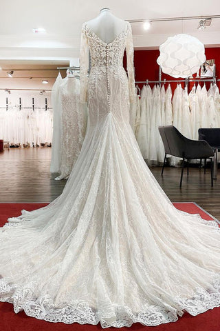 Vestido de novia de corte sirena, largo y modesto, con escote corazón, tul y encaje, con mangas.