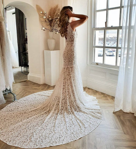 Vestido de novia de encaje, largo y sencillo, estilo sirena, con escote en V y espalda descubierta.
