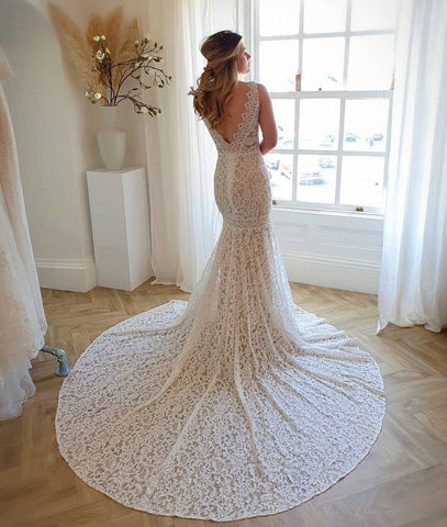 Vestido de novia de encaje, largo y sencillo, estilo sirena, con escote en V y espalda descubierta.