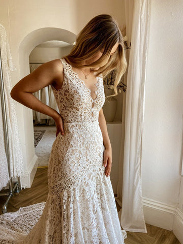 Vestido de novia de encaje, largo y sencillo, estilo sirena, con escote en V y espalda descubierta.