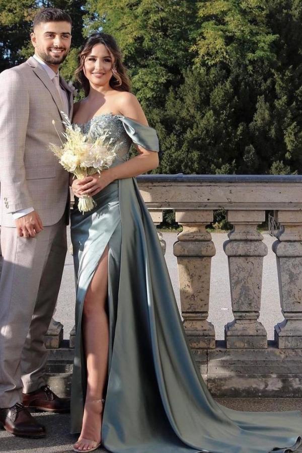 Robe de bal sirène en satin, longue, épaules dénudées et fendue, d'une élégance sobre.