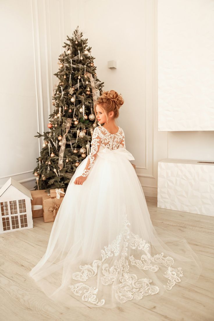 Robe de demoiselle d'honneur longue et sobre en tulle et dentelle, ornée d'appliqués, avec manches.