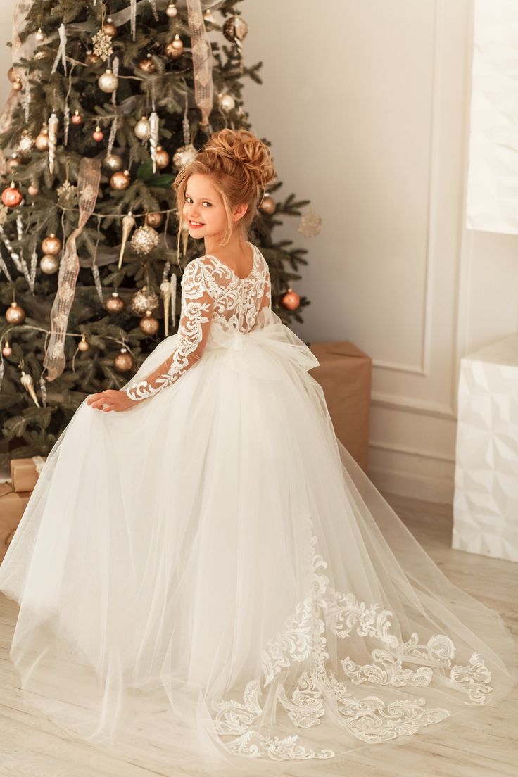 Robe de demoiselle d'honneur longue et sobre en tulle et dentelle, ornée d'appliqués, avec manches.
