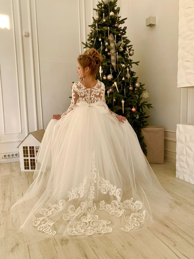 Robe de demoiselle d'honneur longue et sobre en tulle et dentelle, ornée d'appliqués, avec manches.