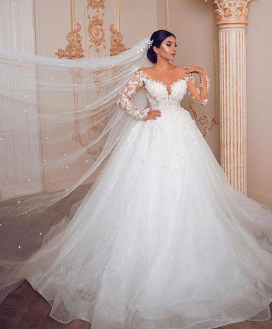 Vestido de novia largo y modesto de princesa, de tul y encaje, con mangas.