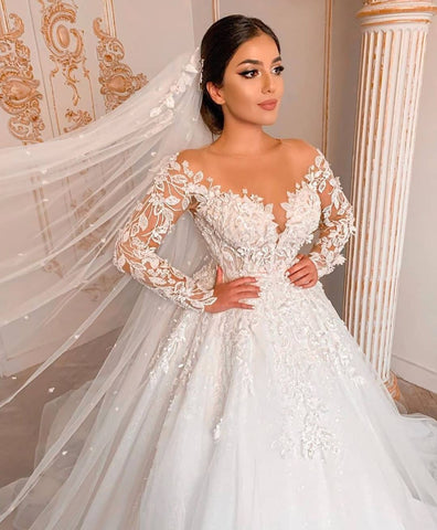 Vestido de novia largo y modesto de princesa, de tul y encaje, con mangas.