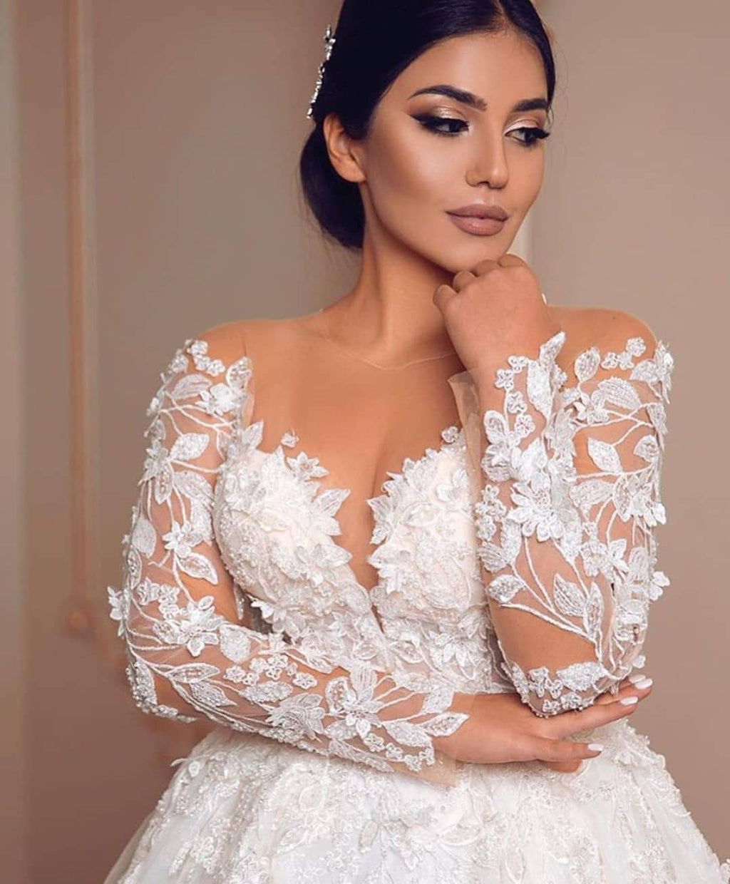 Vestido de novia largo y modesto de princesa, de tul y encaje, con mangas.