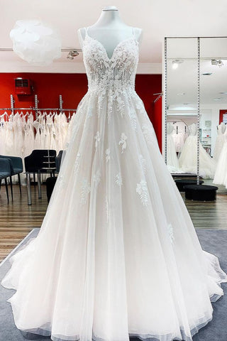 Vestido de novia modesto de corte princesa, largo, con escote en V, tul, tirantes finos y encaje.