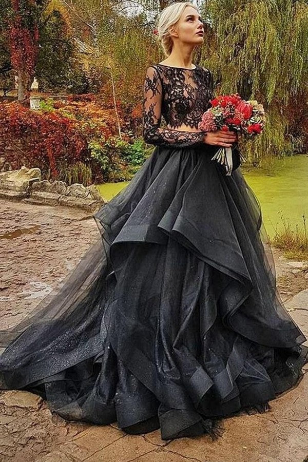 Robe de mariée noire deux pièces en tulle et dentelle, bouffante et longue, avec manches.