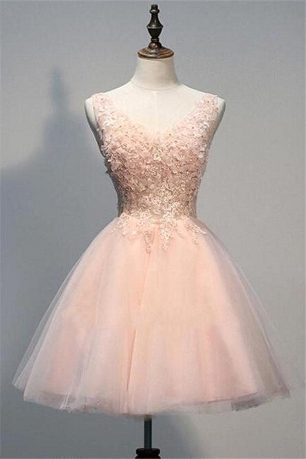 Robe de bal rose en tulle, courte et élégante, col V, coupe trapèze.