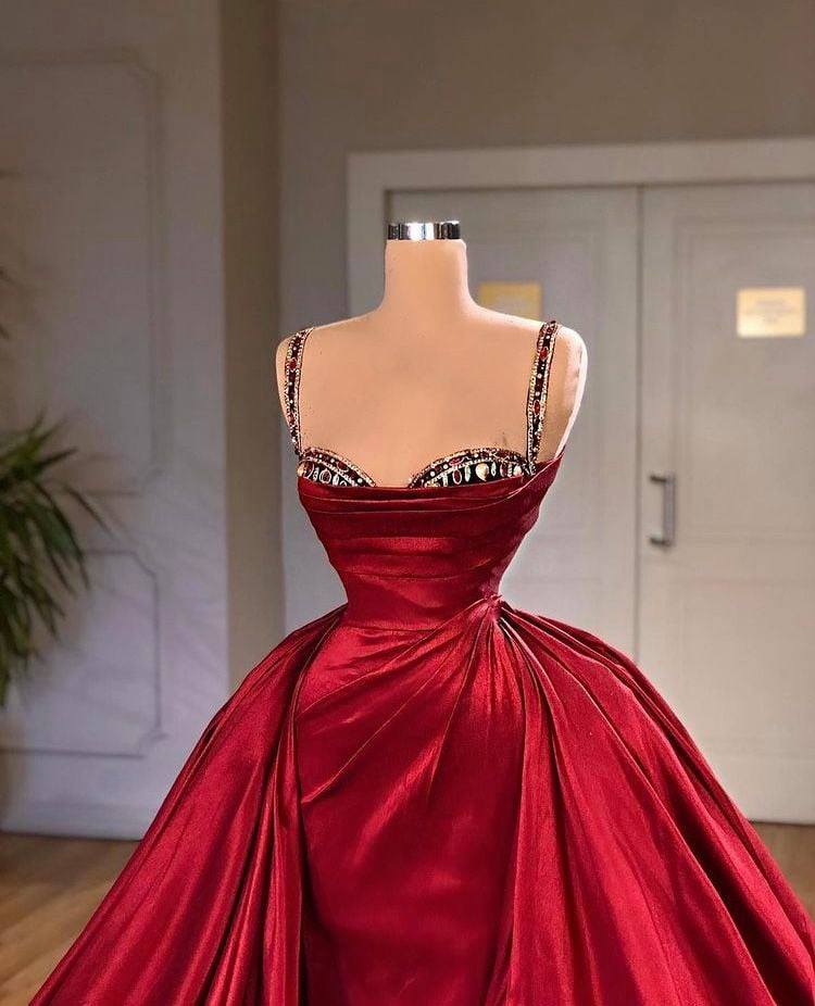 Robe de bal modeste à fines bretelles et sans manches avec traîne