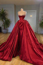 Robe de bal modeste à fines bretelles et sans manches avec traîne