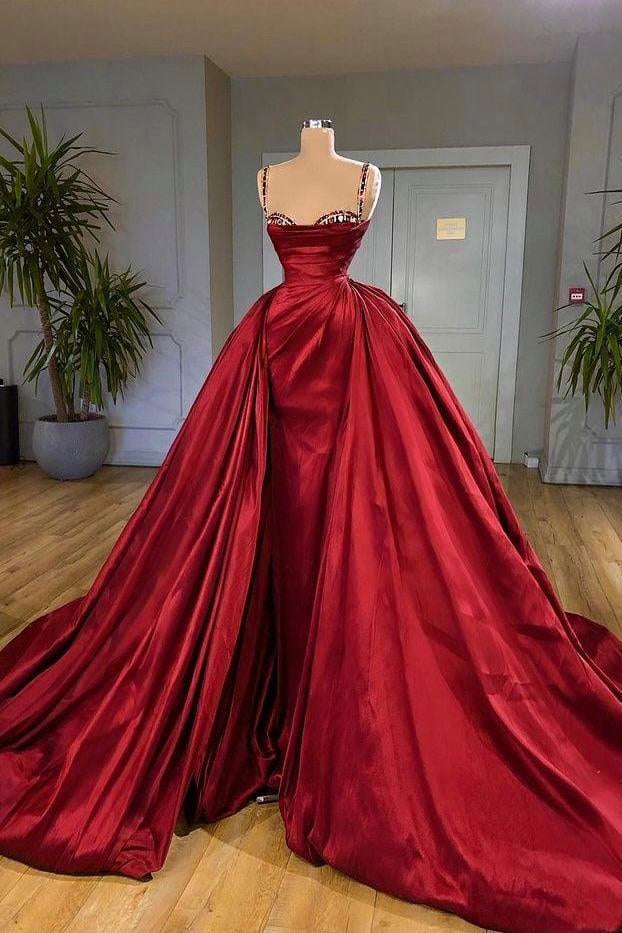 Robe de bal modeste à fines bretelles et sans manches avec traîne