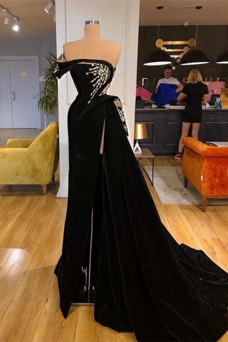 Vestido de graduación modesto sin tirantes, con abertura frontal y corte en A, adornado con cuentas.