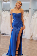Vestido largo de noche de satén esmeralda con escote barco y corte sirena, estilo sirena, con hombros descubiertos y abertura.