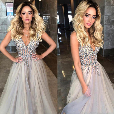 Vestido largo de fiesta recatado, corte en A, escote en V, con cuentas grises y cola corta 