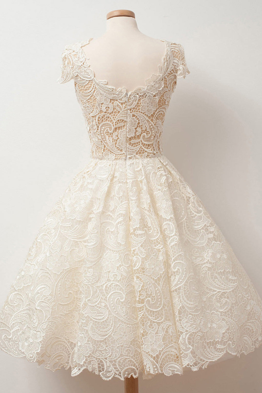 Vestidos cortos de fiesta de encaje con escote redondo y corte en A, mangas casquillo. 