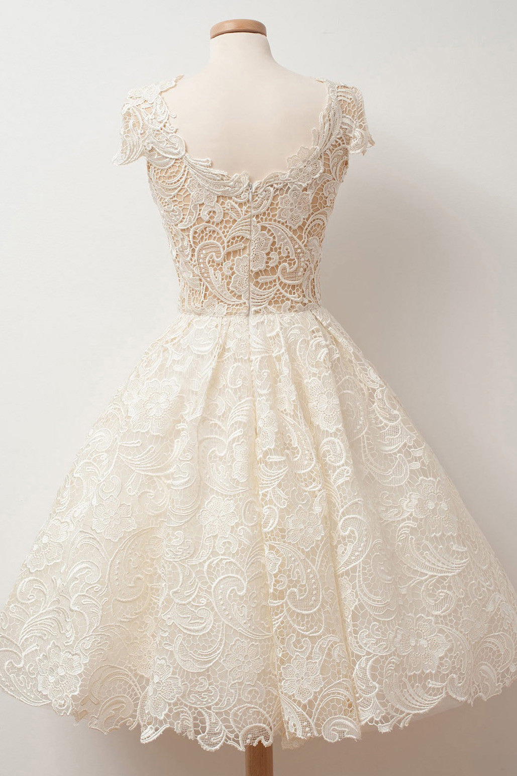 Vestidos cortos de fiesta de encaje con escote redondo y corte en A, mangas casquillo. 