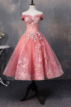 Vestido corto de fiesta de quinceañera con apliques, corte en A y hombros descubiertos.