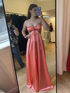 Nadine | Robe de bal rose en satin, bustier dos nu, coupe trapèze, sans bretelles, à nouer dans le dos