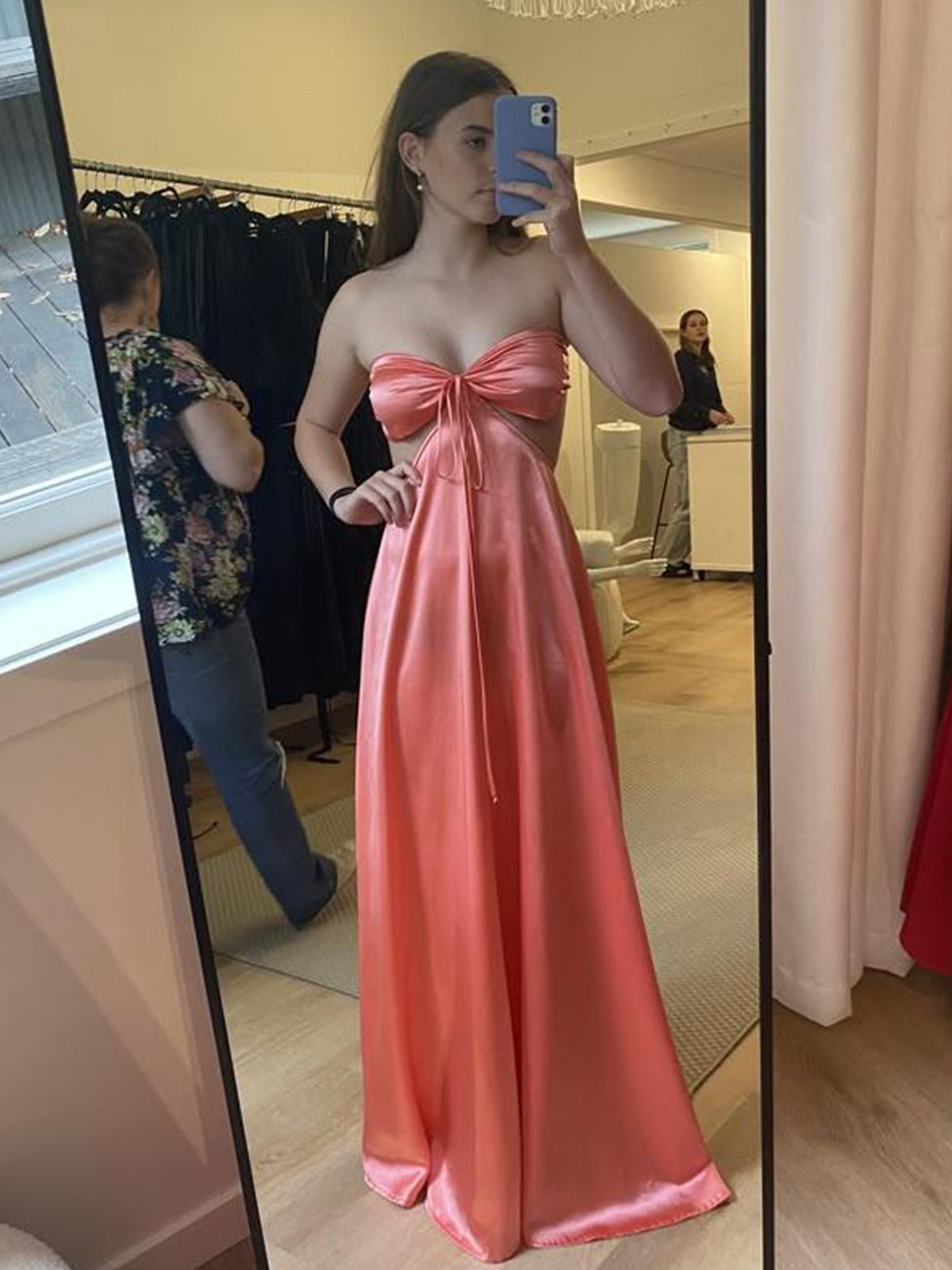 Nadine | Robe de bal rose en satin, bustier dos nu, coupe trapèze, sans bretelles, à nouer dans le dos