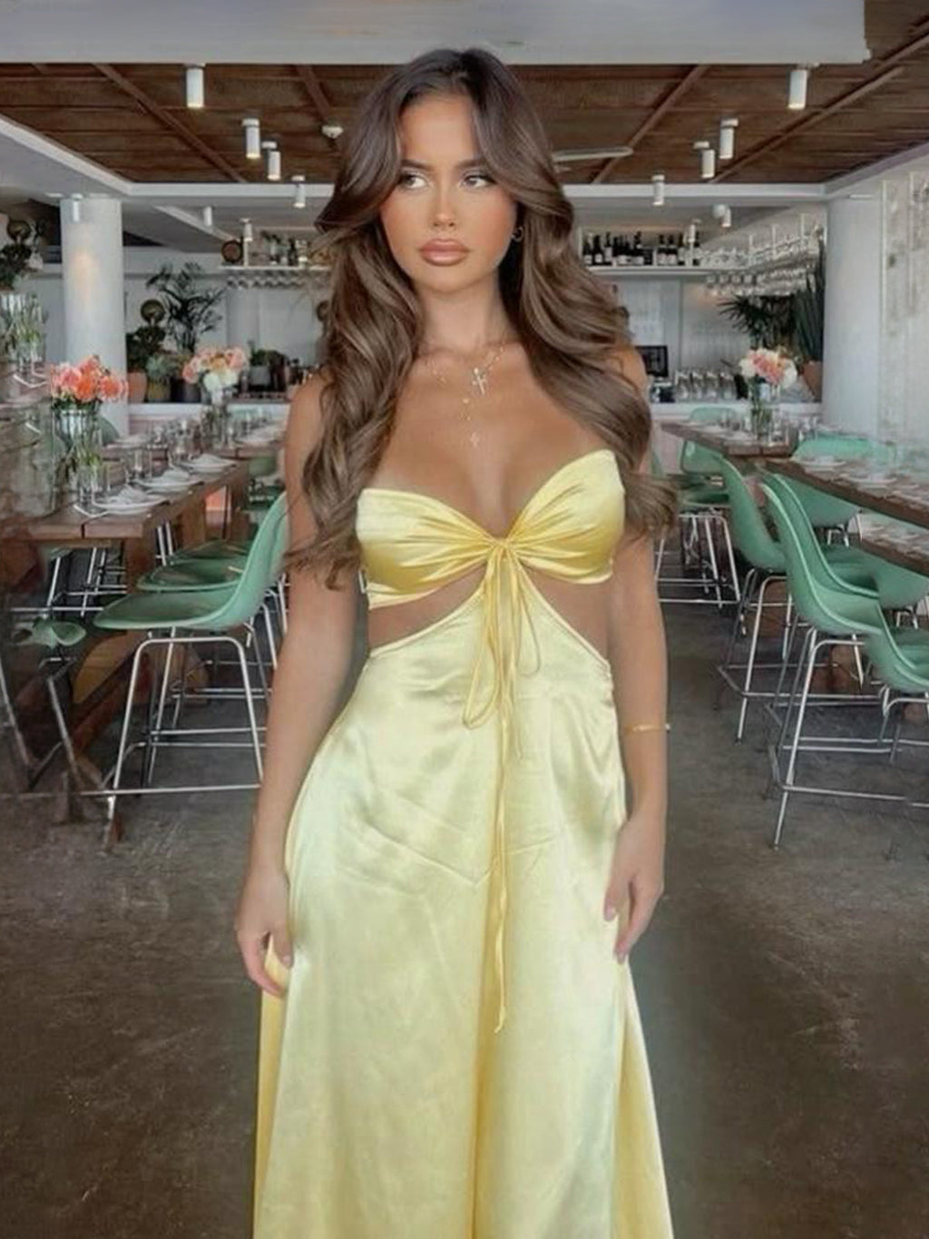 Nadine | Robe de bal rose en satin, bustier dos nu, coupe trapèze, sans bretelles, à nouer dans le dos
