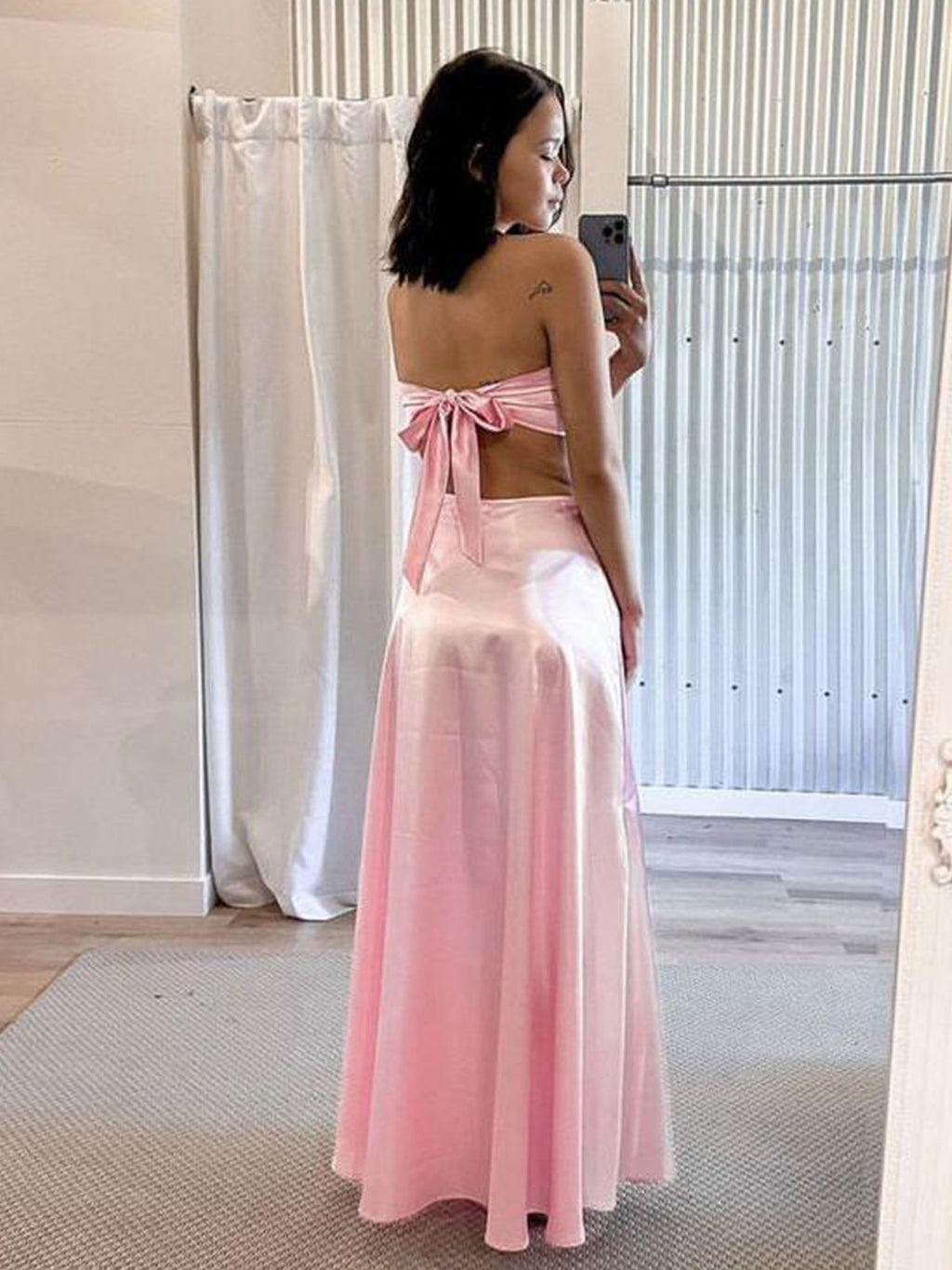 Nadine | Robe de bal rose en satin, bustier dos nu, coupe trapèze, sans bretelles, à nouer dans le dos