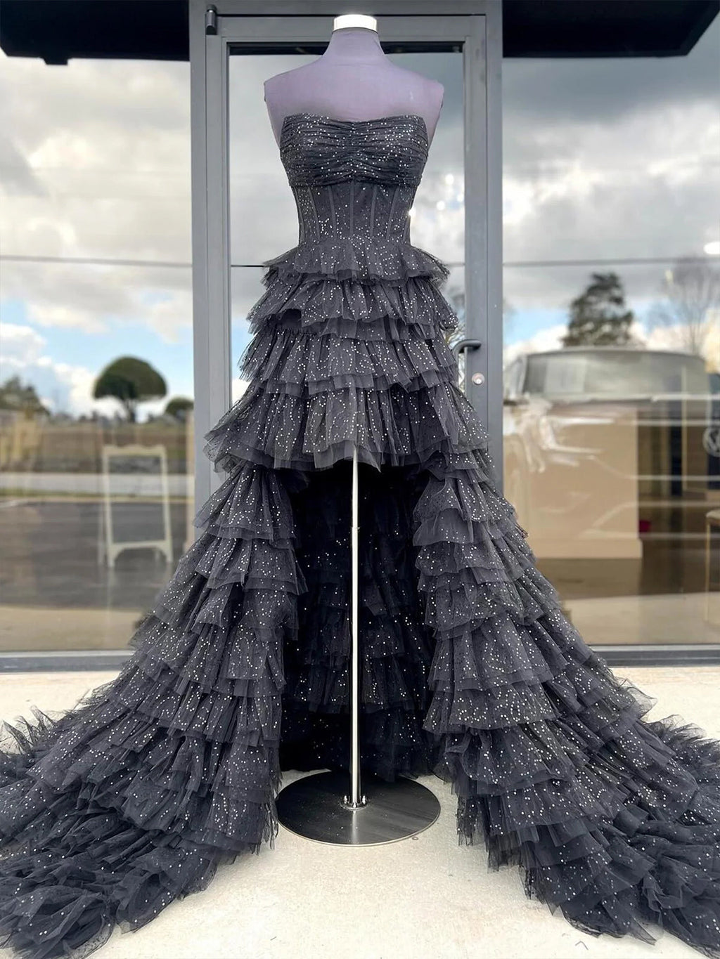 Nanette | Robe de bal noire bustier asymétrique à volants en tulle et tulle 