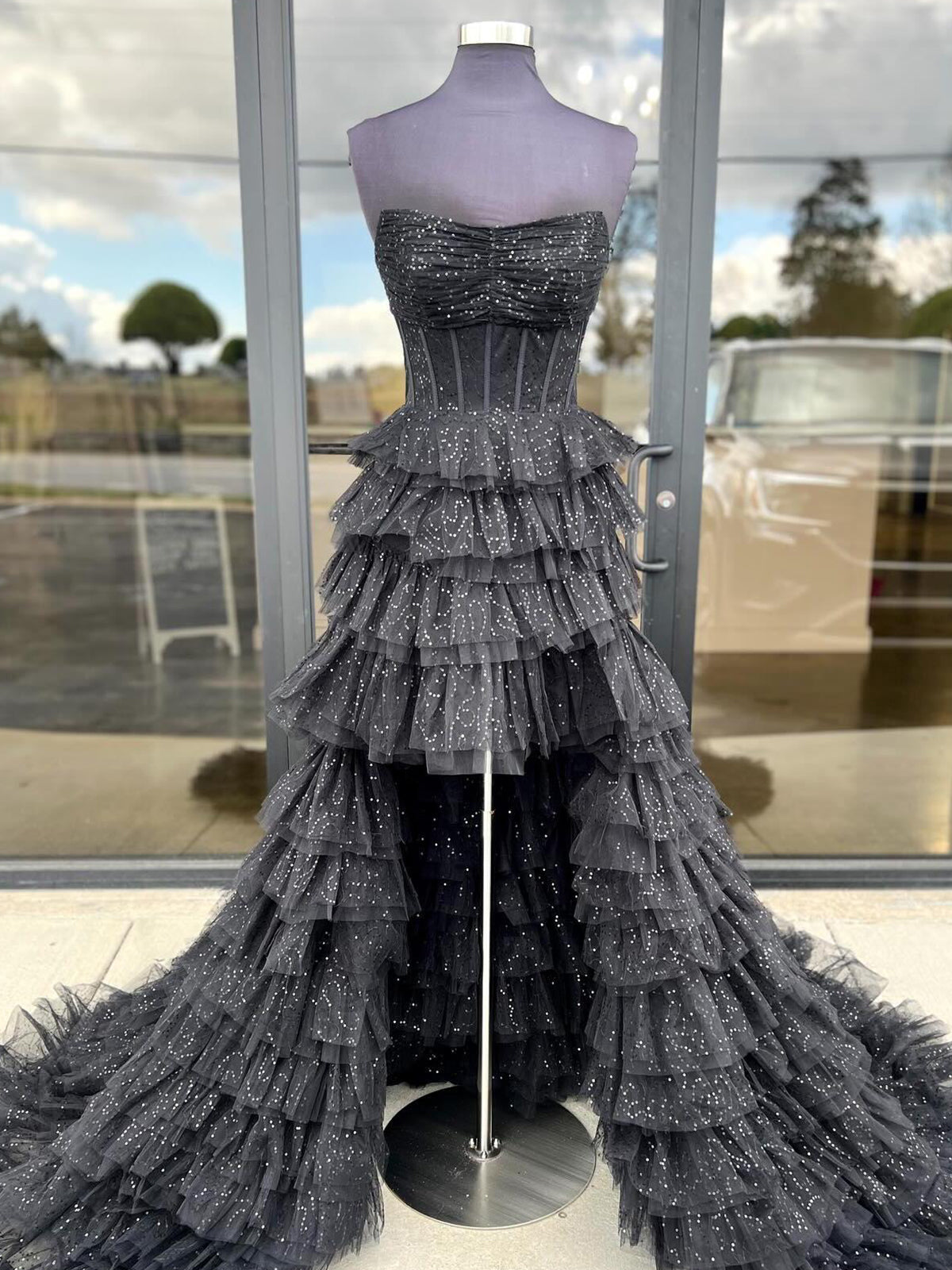 Nanette | Robe de bal noire bustier asymétrique à volants en tulle et tulle 