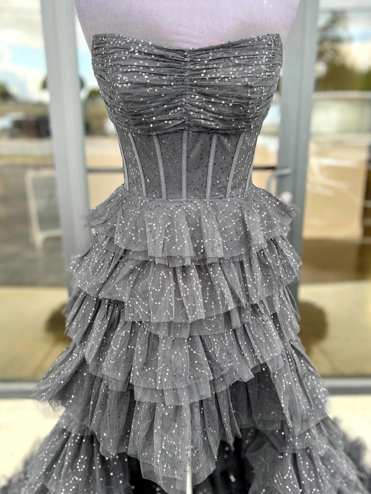 Nanette | Robe de bal noire bustier asymétrique à volants en tulle et tulle 