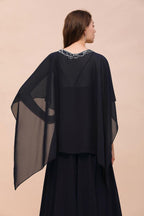 Robe de demoiselle d'honneur bleu marine avec perles et drapé, longueur au sol, en mousseline.