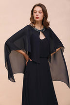 Robe de demoiselle d'honneur bleu marine avec perles et drapé, longueur au sol, en mousseline.