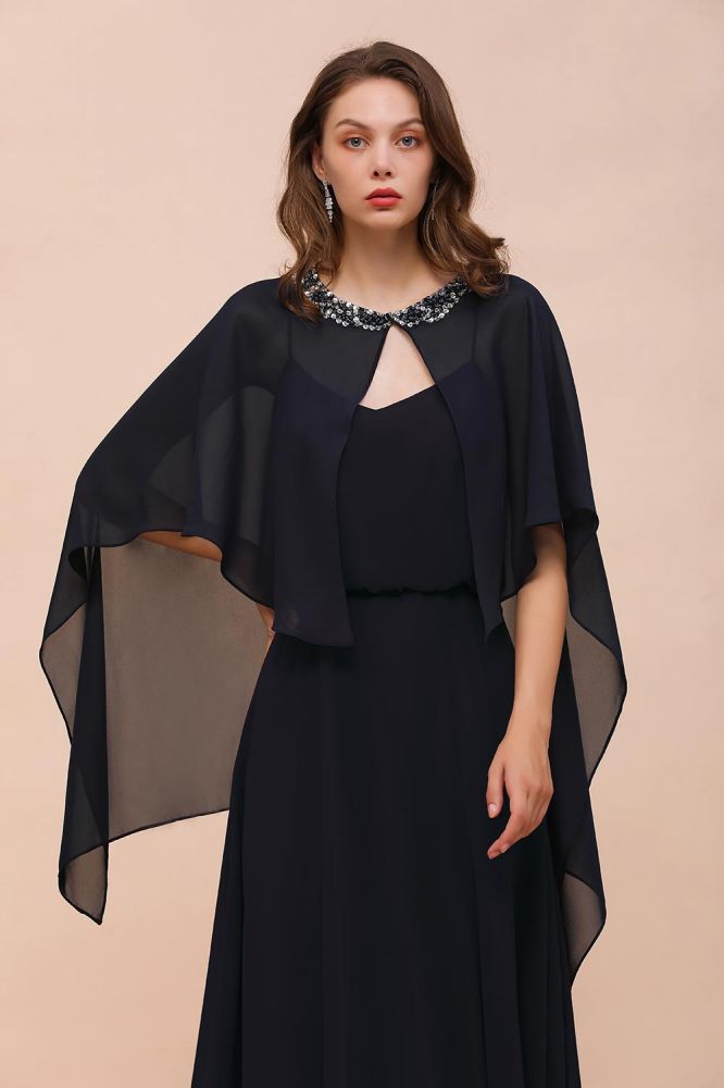 Robe de demoiselle d'honneur bleu marine avec perles et drapé, longueur au sol, en mousseline.