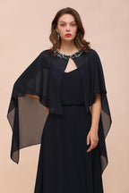 Robe de demoiselle d'honneur bleu marine avec perles et drapé, longueur au sol, en mousseline.