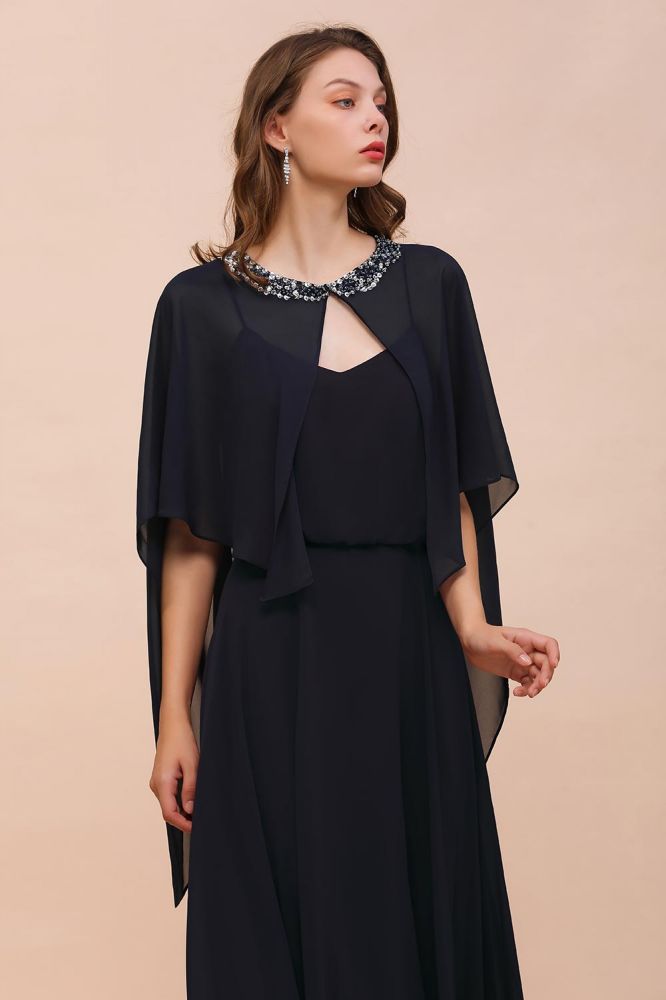 Robe de demoiselle d'honneur bleu marine avec perles et drapé, longueur au sol, en mousseline.