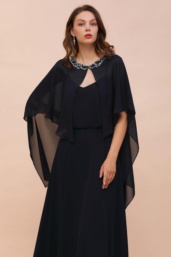 Robe de demoiselle d'honneur bleu marine avec perles et drapé, longueur au sol, en mousseline.