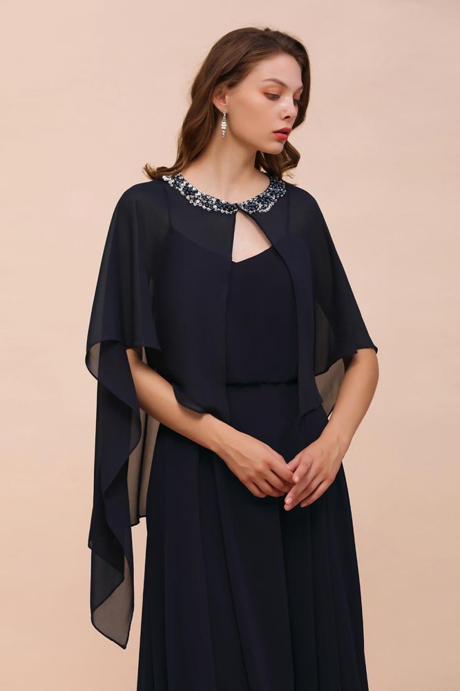 Robe de demoiselle d'honneur bleu marine avec perles et drapé, longueur au sol, en mousseline.